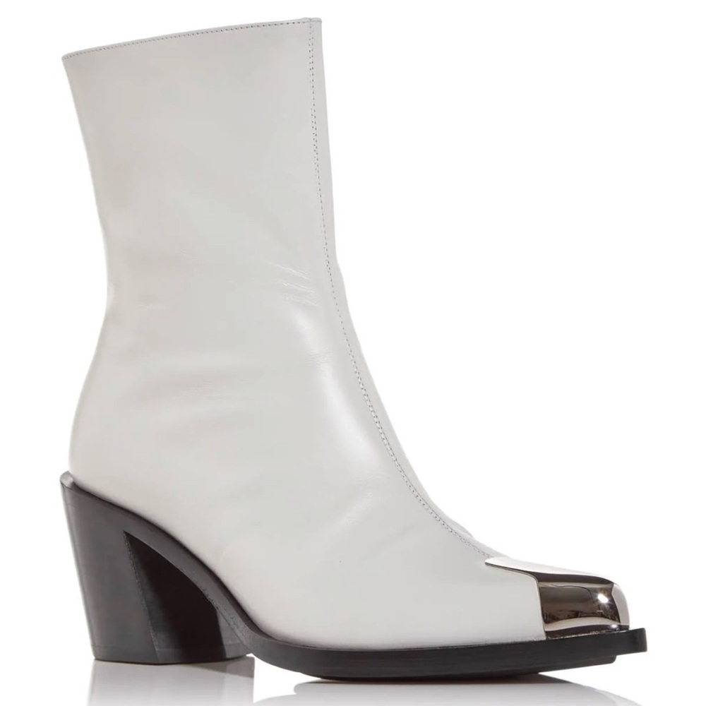 Alexander McQueen
pointed-toe ankle boots 39